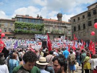 Miles de personas se manifiestan en Santiago por la defensa de la sanidad pública y contra los recortes