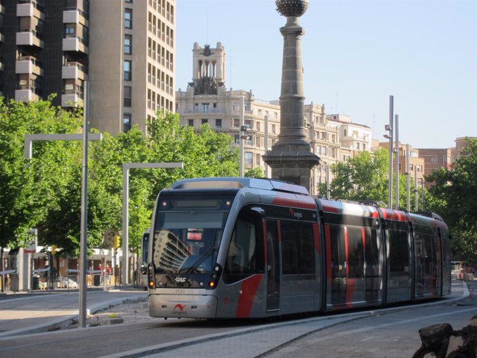 Un Tranvía En Pruebas En La Plaza De Aragón De Zaragoza