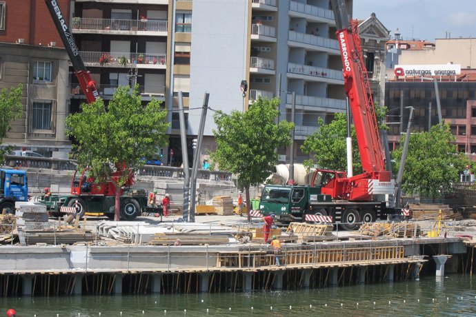 Trabajadores En Una Obra En Bilbao
