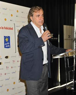 Carlos Sáinz hablando con un micrófono en la mano              