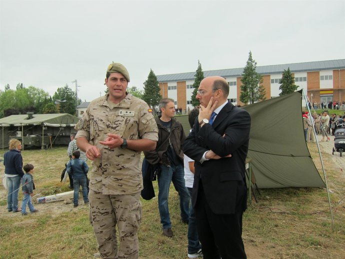 EL DELEGADO DEL GOBIERNO EN EUSKADI CARLOS URQUIJO EN BASE DE ARACA 
