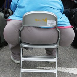 una persona obesa sentada
