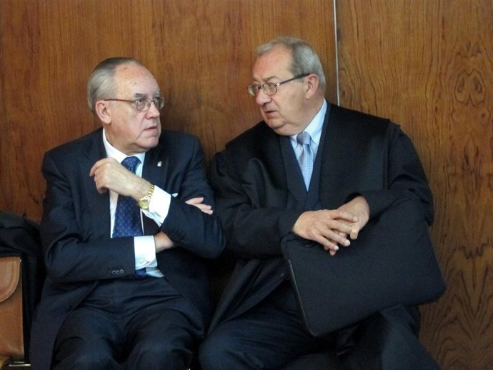 El exjuez, a la derecha, junto a su letrado defensor el día del juicio.
