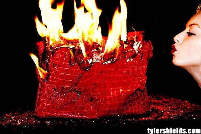 Francesca Eastwood quemando el Birkin