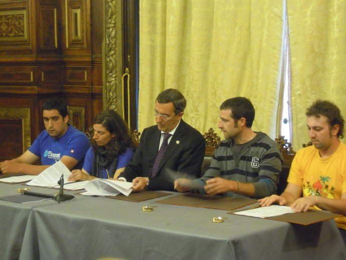 Firma De La Segunda Cesión De Tierras A Jóvenes Agricultores