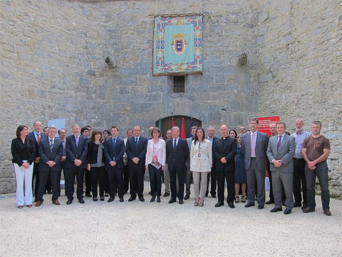 Barcina Junto A Los Representantes De Las Entidades Que Lideran Los Proyectos.