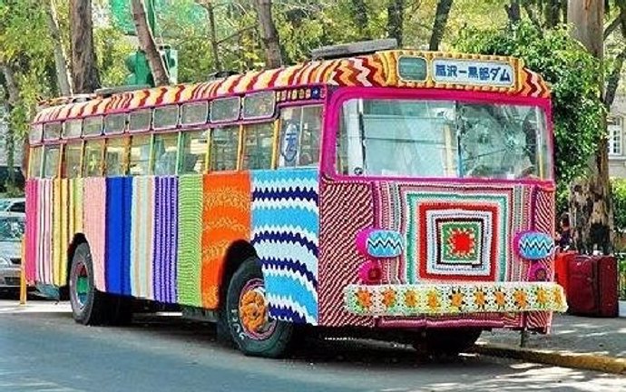 Autobús Decorado Con Los Diseños De Las Tejedoras