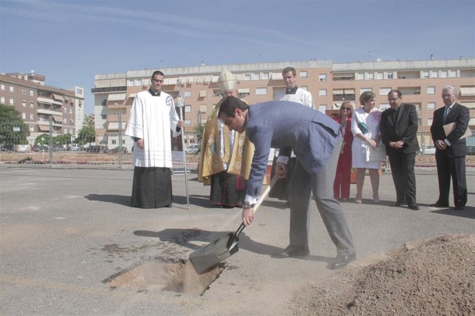 El Alcalde Coloca La Primera Piedra Ante El Obispo