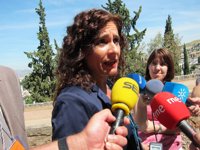 Montero ve "lógico" que los sanitarios rechacen el recorte salarial pero recuerda la obligatoriedad de las medidas