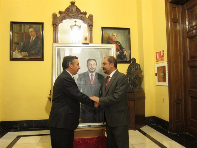 Luis María Beamonte Y Javier Lambán Ante El Cuadro Del Ex Presidente De La DPZ