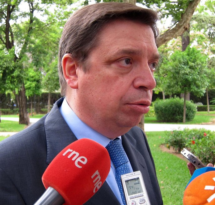 Luis Planas Atiende A Los Medios