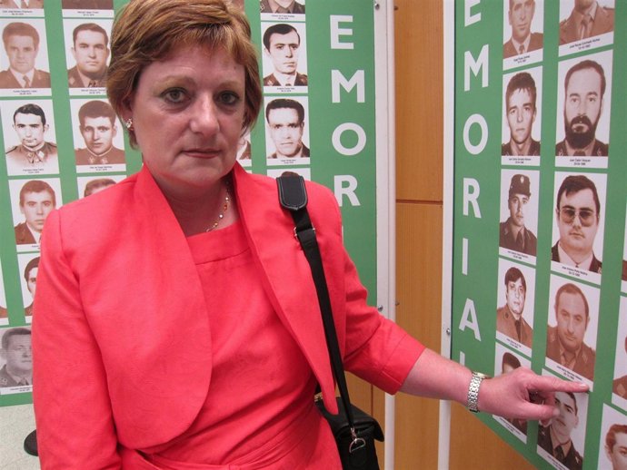 Maria Ángeles González Señala El Retrato De Su Marido.