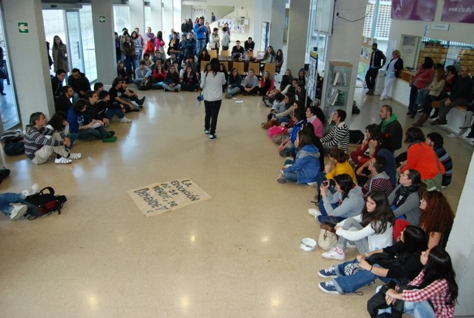 Estudiantes En El Encierro En La Facultad De Trabajo Social. 