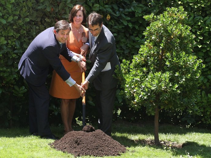 España Y EEUU Plantan Un Árbol Para Celebrar El Día Mundial Del Medio Ambiente