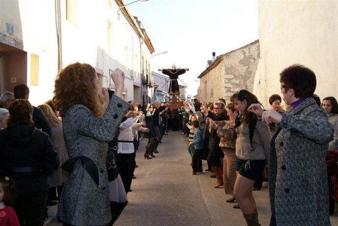 La Imagen De San Francisco Durante Una Procesión En La Parrilla.