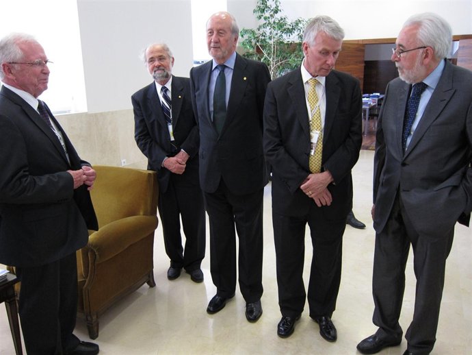 Erwin Neher, Al Fondo A La Izquierda