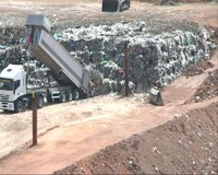 Los agentes hallan el cuerpo del menor desaparecido tras filtrar el 50% de la basura del vertedero