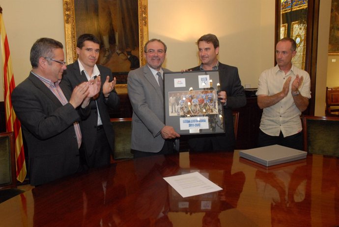 El Pte.De La Diputación De Lleida Recibe Al Equipo De Hockey Llista Blava