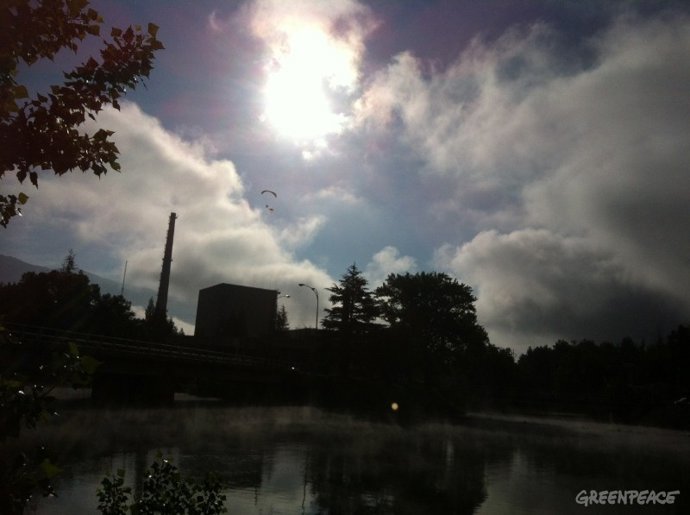 Activistas De Greenpeace Sobrevuelan La Central Santa María De Garoña
