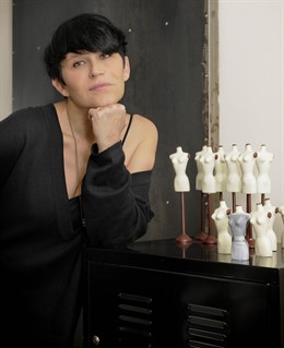 Posado de Antonia San Juan en la presentación de su colección de bolsos 