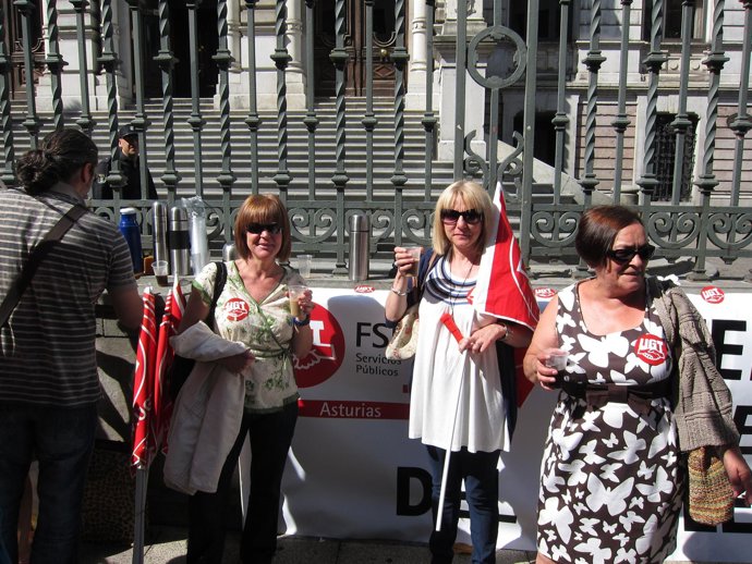 Empleadas Públicas Concentradas Ante La Junta General