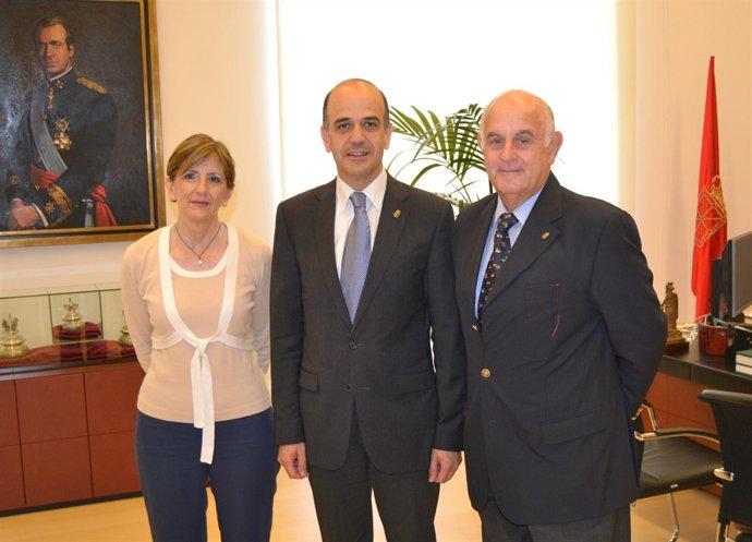 Alberto Catalán (C) Con Rosa Mary Ibáñez Y Crisanto Ayanz.