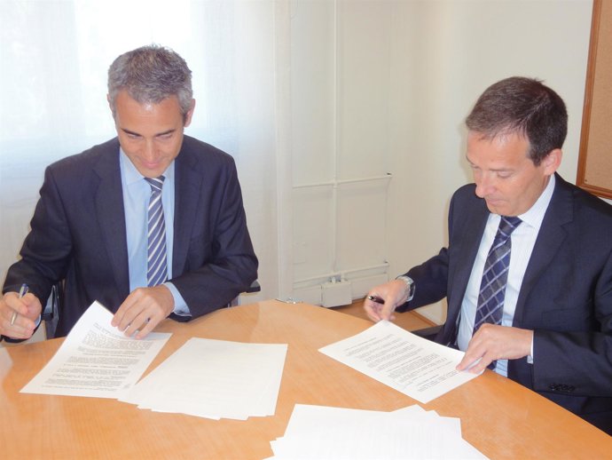 El Consejero Astiz Y Midón Firman El Acuerdo De Colaboración.