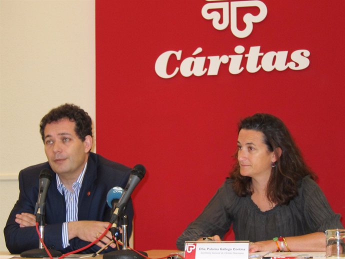 Adolfo Rivas Y Paloma Gallego, Presenta La Memoria 2011 De Cáritas