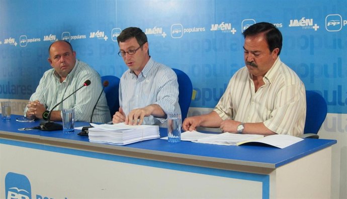 López, Contreras Y Colmenero Muestran La Documentación De La Denuncia A Cazalla.