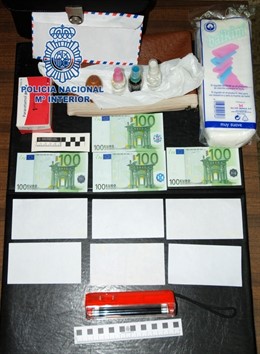 Material Que Los Autores Usaron En El Timo De Billetes Tintados A Un Empresario.