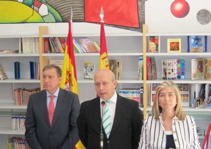 José Ignacio Wert Junto A Juan José Mateos Y La Directora Del CP Cervantes