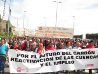 Centenares de mineros cortan el acceso a El Musel para evitar que liquiden las minas y marginen los territorios