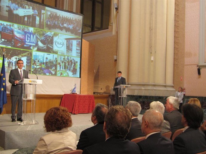 Antonio Cobo Durante La Entrega Del Premio A GM España En El Pignatelli
