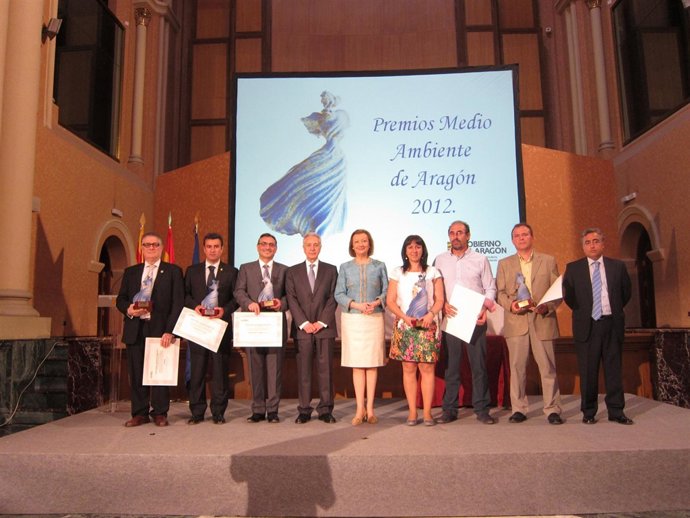 La Presidenta Rudi Con Los Premios Medio Ambiente Aragón 2012