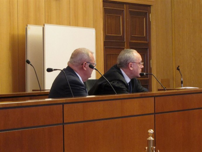 Rodríguez Carretero, a la izquierda, junto a su letrado durante la apelación.