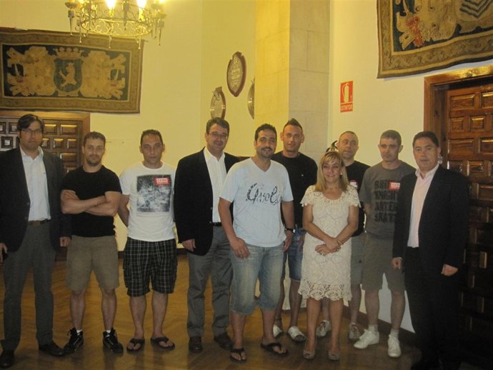 Isabel Carrasco Recibe A Los Mineros Encerrados En La Diputación De León