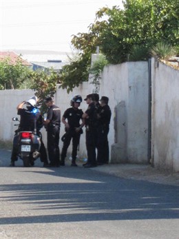 Agentes En La Puerta De La Finca De Córdoba En Búsqueda De Niños Desaparecidos