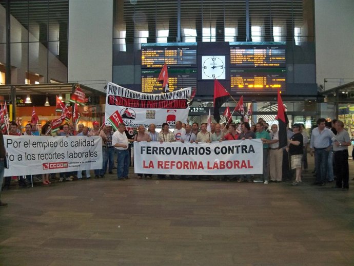Concentración De Trabajadores De Adif Y Renfe En Santa Justa