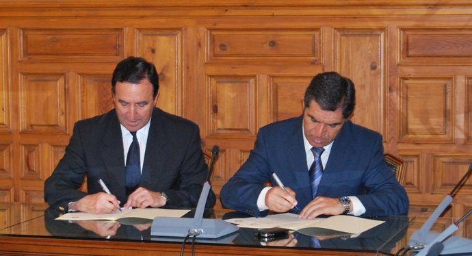 Un Momento De La Firma Entre Ambos Presidentes