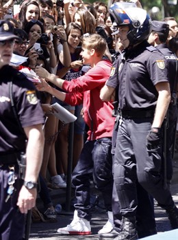 Justin Bieber firmando autógrafos a sus fans
