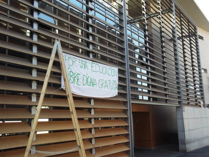 Pancarta Retirada Del IES 'Alhamilla' Por Las Quejas De Un Padre