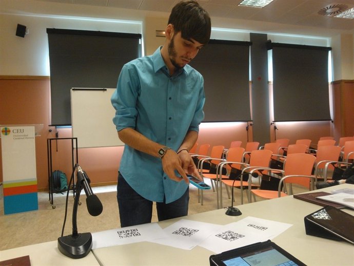 El Estudiante De La CEU-UCH Muestra La Aplicación Que Han Diseñado