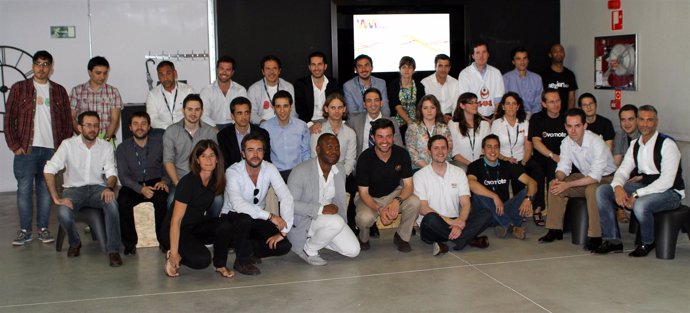 Integrantes Del Equipo Wayra Y Representantes De Las 10 Primeras Startups