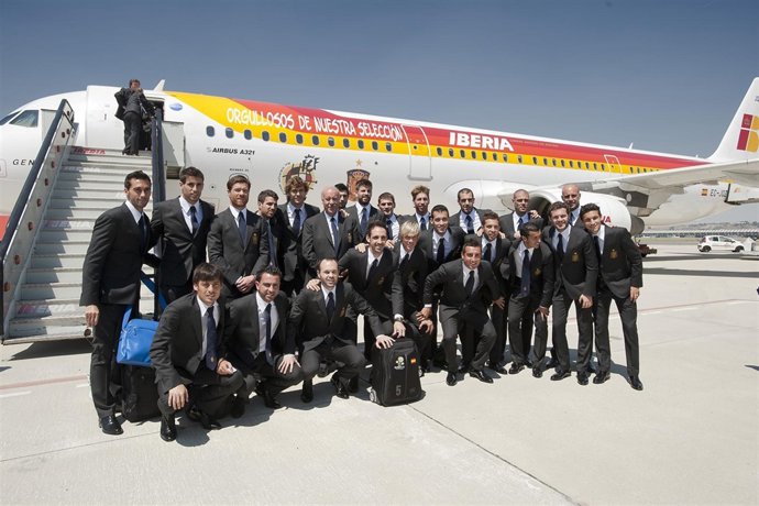 La Selección Española De Fútbol En La Salida Hacia Polonia
