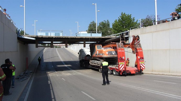 Camión Encajado En Un Paso Inferior De Torrent (Valencia).