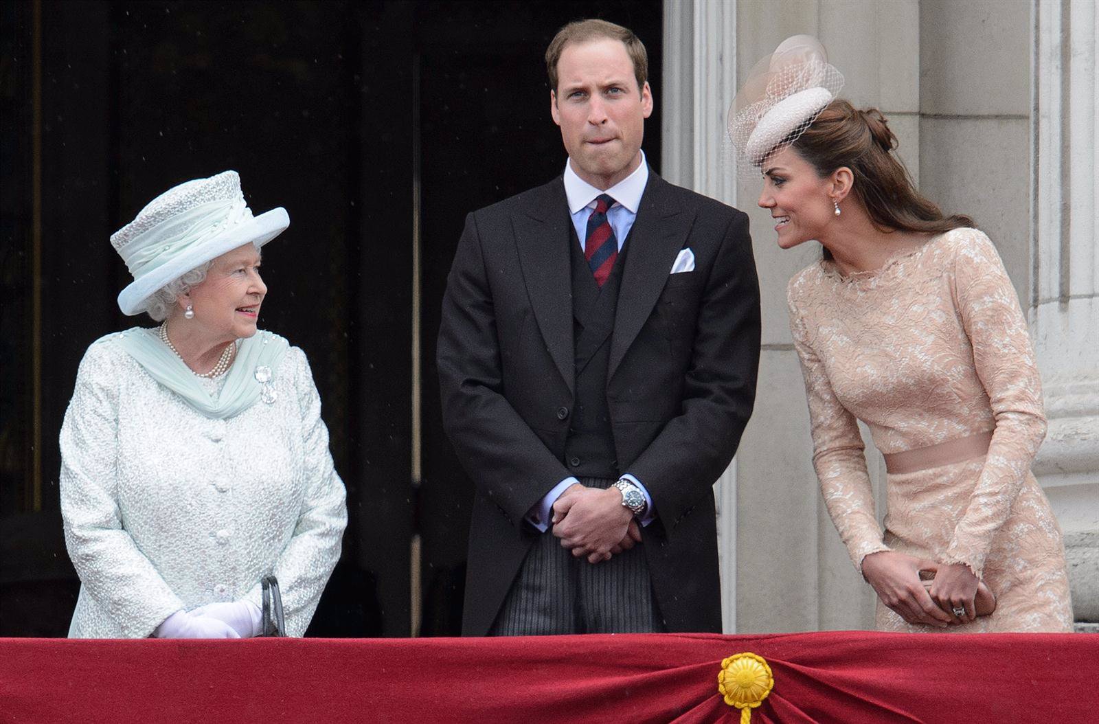 La Reina Isabel II, Guillermo De Inglaterra Y Kate Middleton En El Balcón