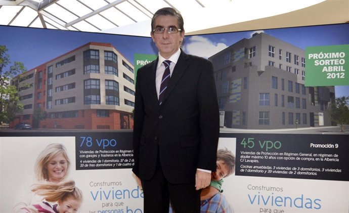 César Díaz Con La Publicidad De Las Dos Promociones De La Cavaduca