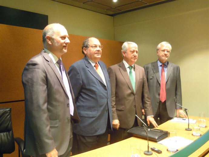 Representantes De Kutxabank Y Cari¡Tas Presentan Etxelan