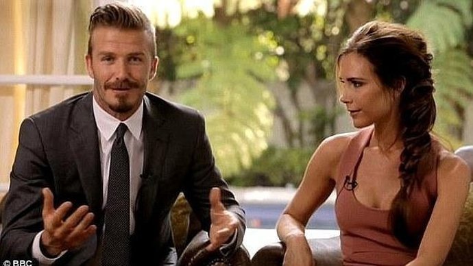 David Y Victoria Beckham Felicitando A Su Reina