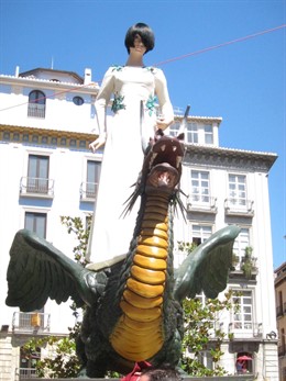 La Tarasca Desfila Por Las Calles De La Ciudad De Granada